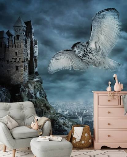 Decorazione murale con gufo che vola intorno all'antico castello