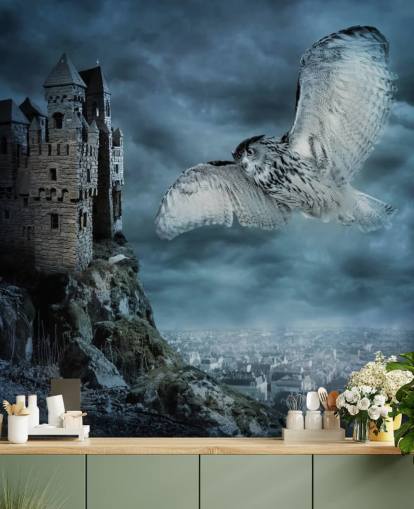 Decorazione murale con gufo che vola intorno all'antico castello