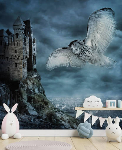 Eule fliegt um das alte Schloss herum Fototapete