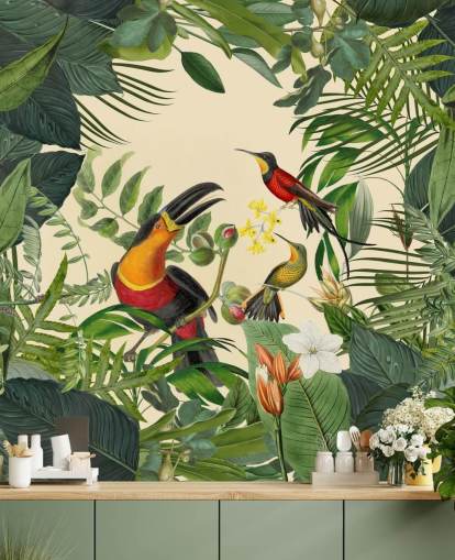 mural de papel de parede verde e bege da selva chamado Tucanos na Selva, de Andrea Haase
