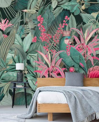 groen en roze personaliseerbaar tropisch behang genaamd King of Parrots van Andrea Haase voor slaapkamers