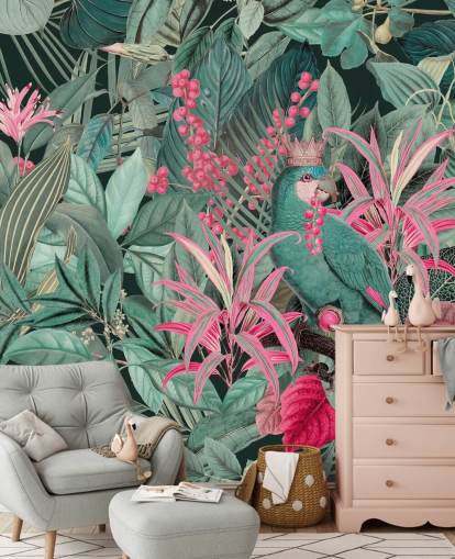 papel pintado tropical personalizable verde y rosa llamado King of Parrots de Andrea Haase para dormitorios