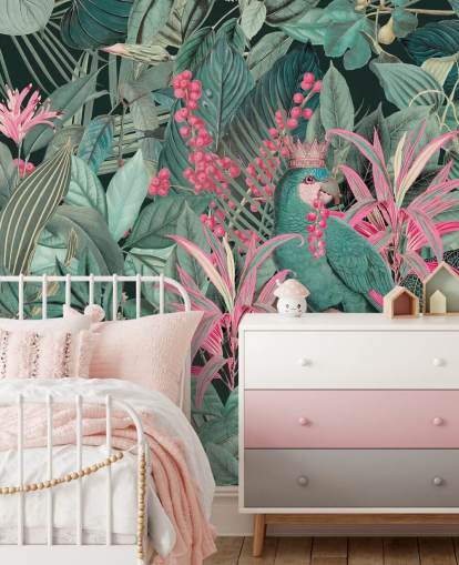 groen en roze personaliseerbaar tropisch behang genaamd King of Parrots van Andrea Haase voor slaapkamers