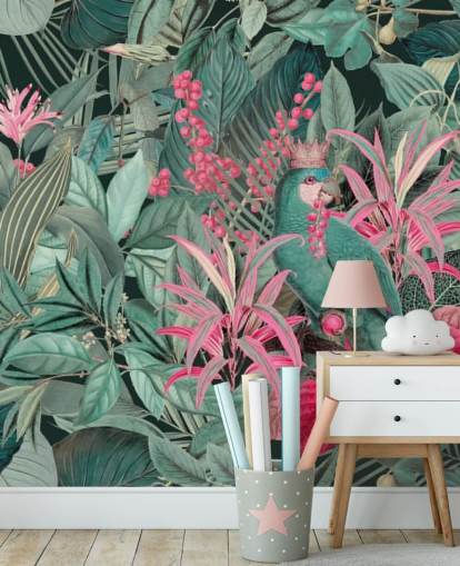 papier peint tropical personnalisable vert et rose appelé King of Parrots par Andrea Haase pour les chambres