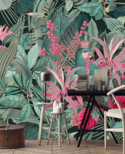 groen en roze personaliseerbaar tropisch behang genaamd King of Parrots van Andrea Haase voor slaapkamers