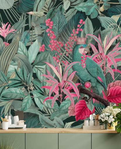 carta da parati tropicale personalizzabile verde e rosa chiamata King of Parrots di Andrea Haase per camere da letto