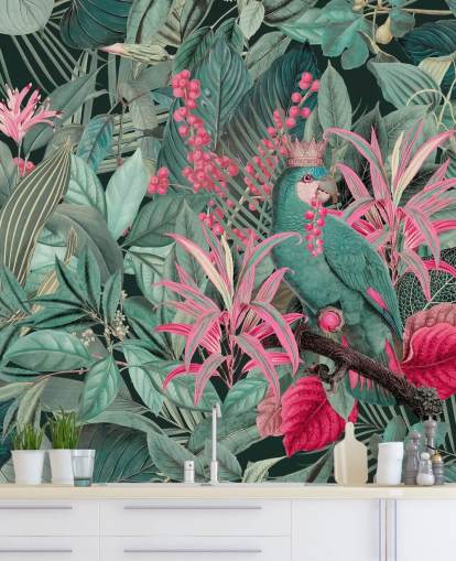 grön och rosa anpassningsbar tropisk tapet kallad King of Parrots av Andrea Haase för sovrum