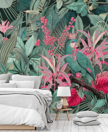 carta da parati tropicale personalizzabile verde e rosa chiamata King of Parrots di Andrea Haase per camere da letto