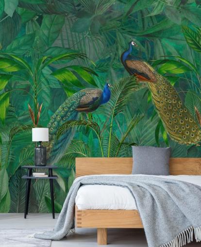 papier peint vert personnalisé en forme de paon appelé Peacock Paradise Jungle par Andrea Haase pour chambre ou salon