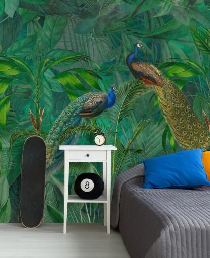 papier peint vert personnalisé en forme de paon appelé Peacock Paradise Jungle par Andrea Haase pour chambre ou salon