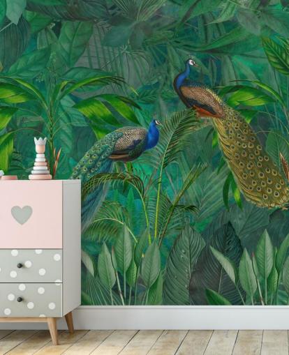 grüne individuelle Pfauentapete namens Peacock Paradise Jungle von Andrea Haase für Schlafzimmer oder Wohnzimmer