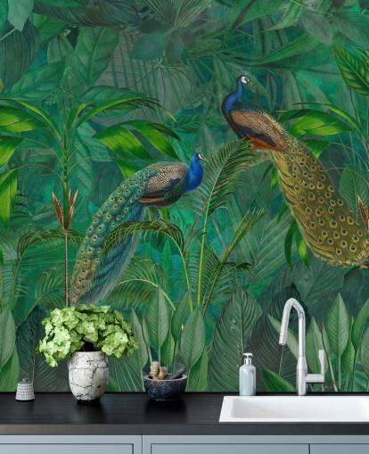 grønt tilpasset påfugl tapet kalt Peacock Paradise Jungle av Andrea Haase for soverom eller stue