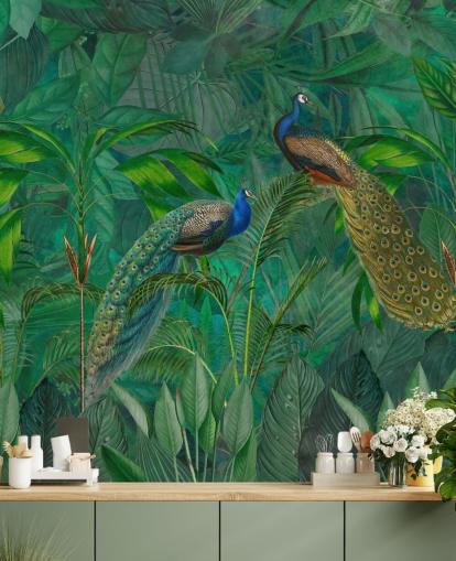 grüne individuelle Pfauentapete namens Peacock Paradise Jungle von Andrea Haase für Schlafzimmer oder Wohnzimmer