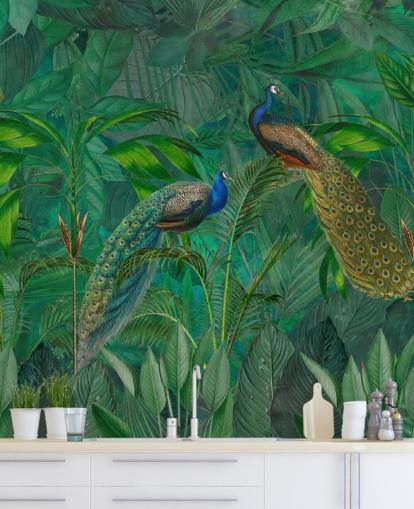 papier peint vert personnalisé en forme de paon appelé Peacock Paradise Jungle par Andrea Haase pour chambre ou salon