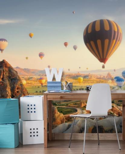 bunte Heißluftballons in Berglandschaft Tapete