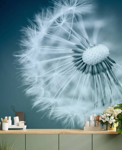 Primer plano de diente de león con papel tapiz de fondo azul