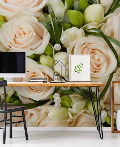 Decorazione murale ravvicinata con bouquet da sposa con rose bianche