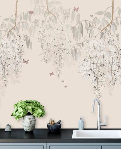 mural de papel de parede floral bege chamado Wisteria Lane de Kelly Kratzing para quartos de meninas e salas de jogos