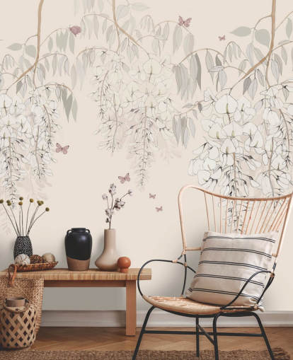 mural de papel pintado floral beige llamado Wisteria Lane de Kelly Kratzing para dormitorios de niñas y salas de juegos
