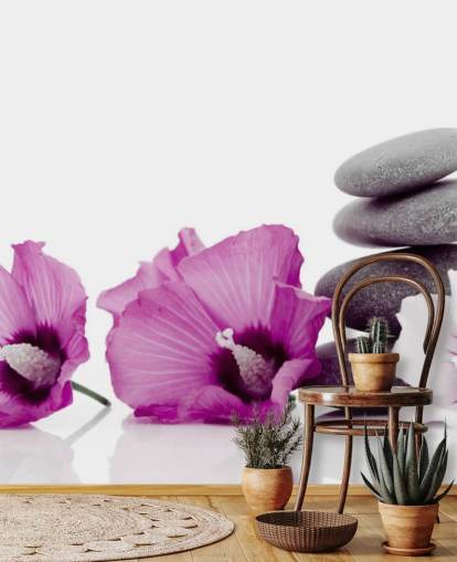 Lila Blumen und Kiesel bemalte Tapete