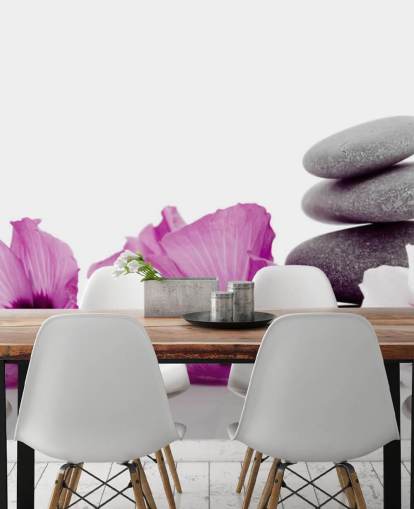 Lila Blumen und Kiesel bemalte Tapete