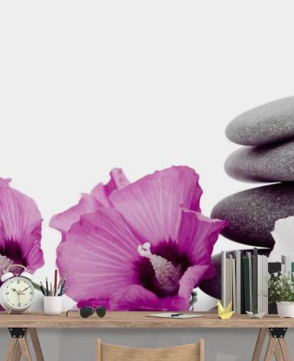 Lila Blumen und Kiesel bemalte Tapete