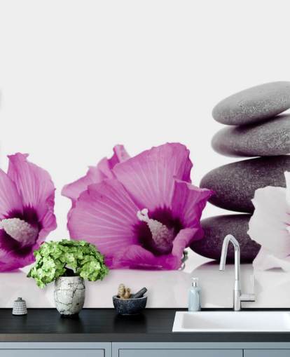 Lila Blumen und Kiesel bemalte Tapete