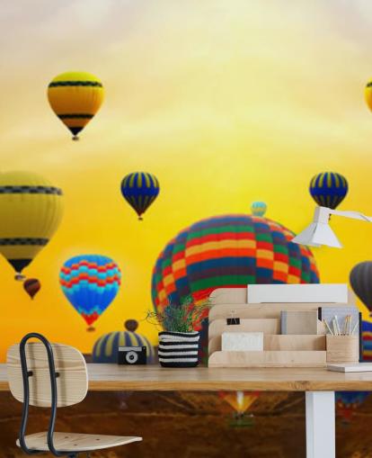 Skyline des Sonnenuntergangs bedeckt mit bunten Luftballons Tapete