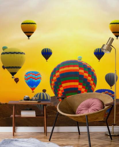 Skyline des Sonnenuntergangs bedeckt mit bunten Luftballons Tapete