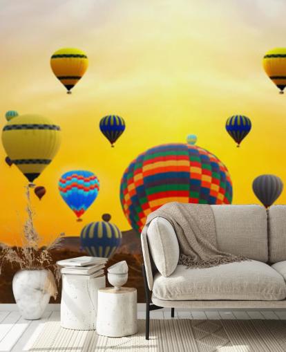 Skyline des Sonnenuntergangs bedeckt mit bunten Luftballons Tapete