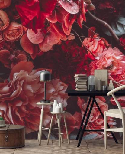 mørk floral tapet med rosa fargetoner