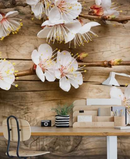 Decorazione murale con fiore giapponese appoggiato su legno