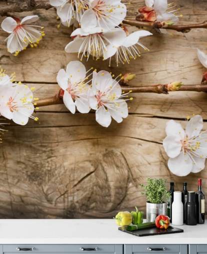 Decorazione murale con fiore giapponese appoggiato su legno