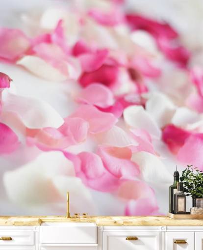 Carta da parati con petali di rosa e bianchi