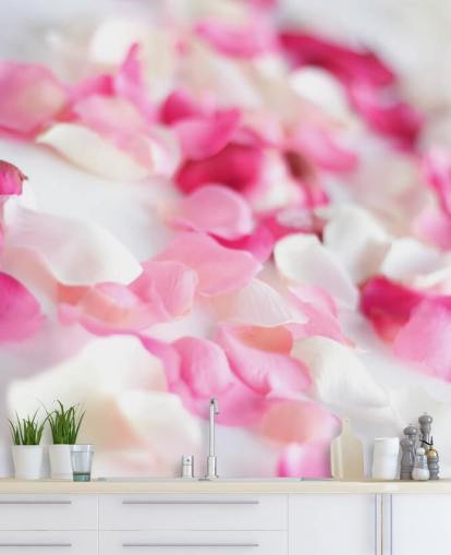 Carta da parati con petali di rosa e bianchi Carta da parati con petali di rosa e bianchi