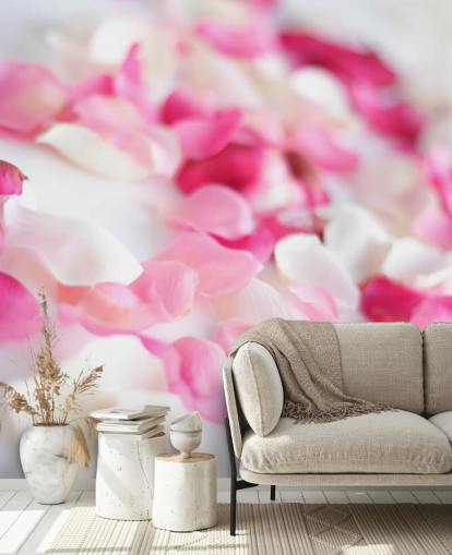 Rosa und weiße Rosenblätter bemalte Tapete