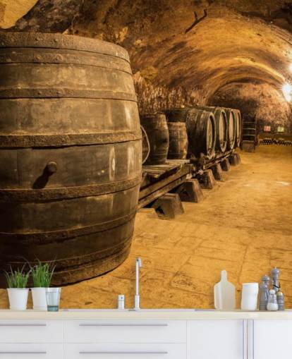 bruine 3D-wijnkelder behangmuurschildering genaamd Old Wooden Barrels in the Wine Cellar voor keukens bruine 3D-wijnkelder behangmuurschildering genaamd Old Wooden Barrels in the Wine Cellar voor keukens