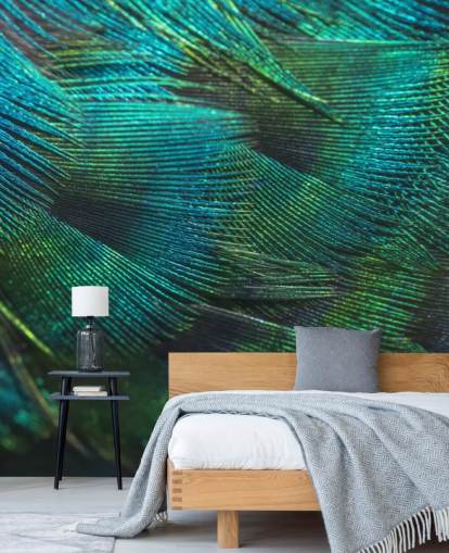 Decorazione murale con piume di pavone in primo piano