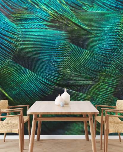 Decorazione murale con piume di pavone in primo piano