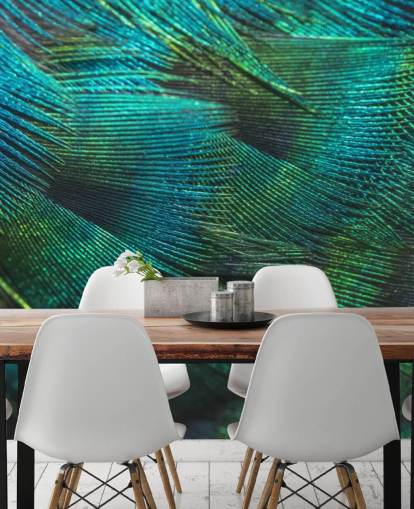 Decorazione murale con piume di pavone in primo piano