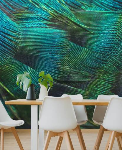 Decorazione murale con piume di pavone in primo piano