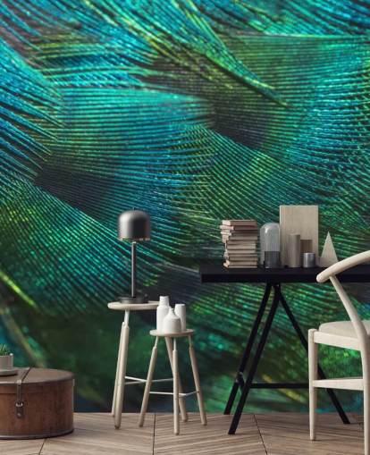 Decorazione murale con piume di pavone in primo piano