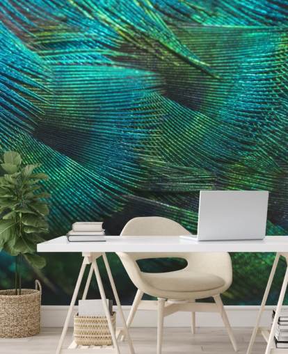 Decorazione murale con piume di pavone in primo piano