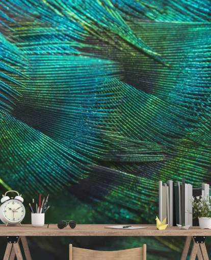 Decorazione murale con piume di pavone in primo piano