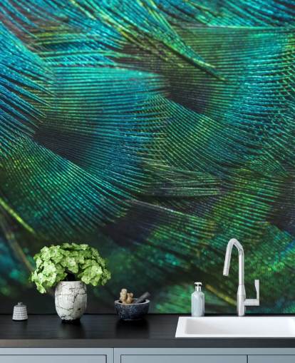 Decorazione murale con piume di pavone in primo piano