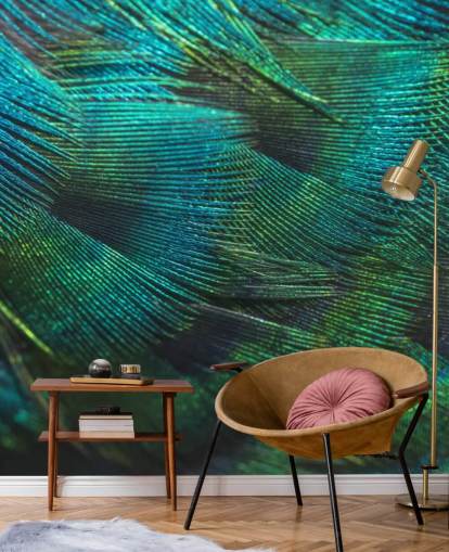 Decorazione murale con piume di pavone in primo piano