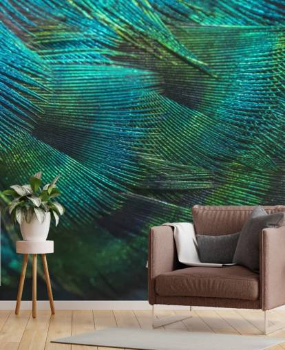 Decorazione murale con piume di pavone in primo piano