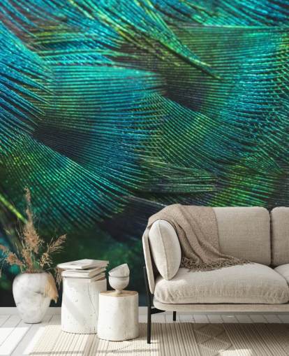 Decorazione murale con piume di pavone in primo piano