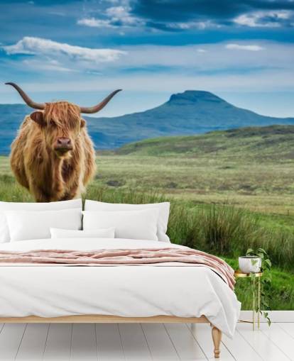 mural de papel pintado de vaca personalizable de color marrón, azul y verde llamado Grazing Highland Cow