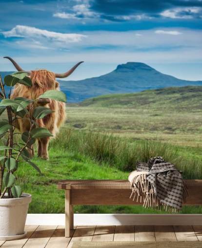 carta da parati murale personalizzabile marrone, blu e verde con mucca chiamata Grazing Highland Cow carta da parati murale personalizzabile marrone, blu e verde con mucca chiamata Grazing Highland Cow